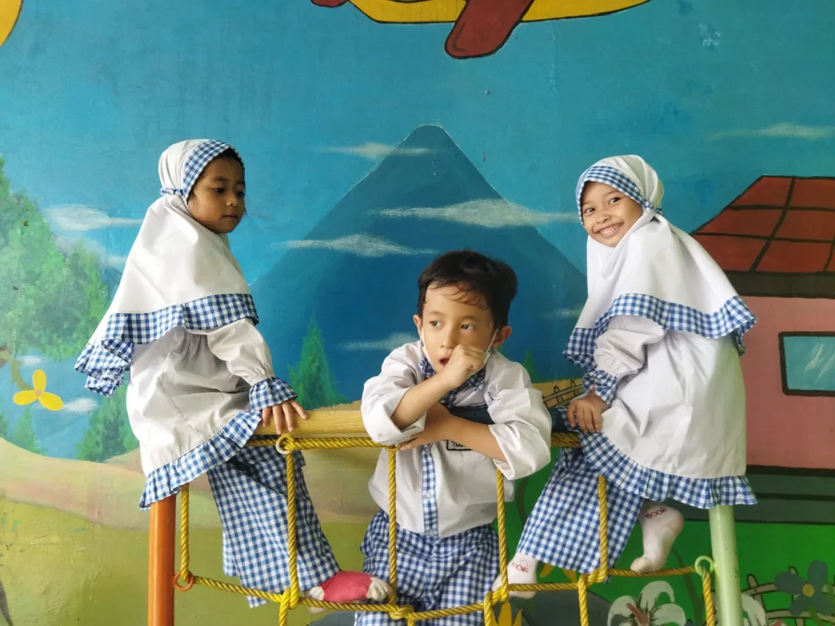 Anak-anak bermain di luar