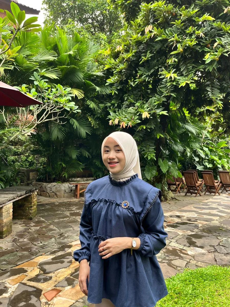 Model mengenakan Blouse Katun Madinah