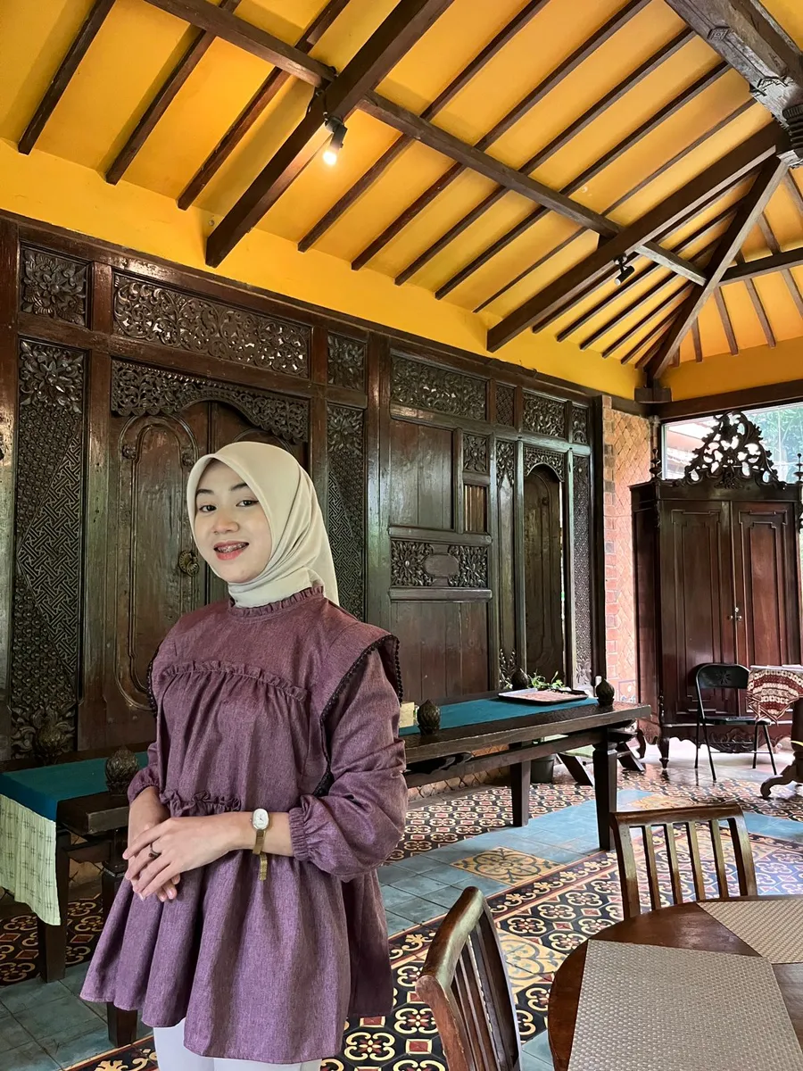 Gaya Muslimah dengan Blouse Katun Madinah