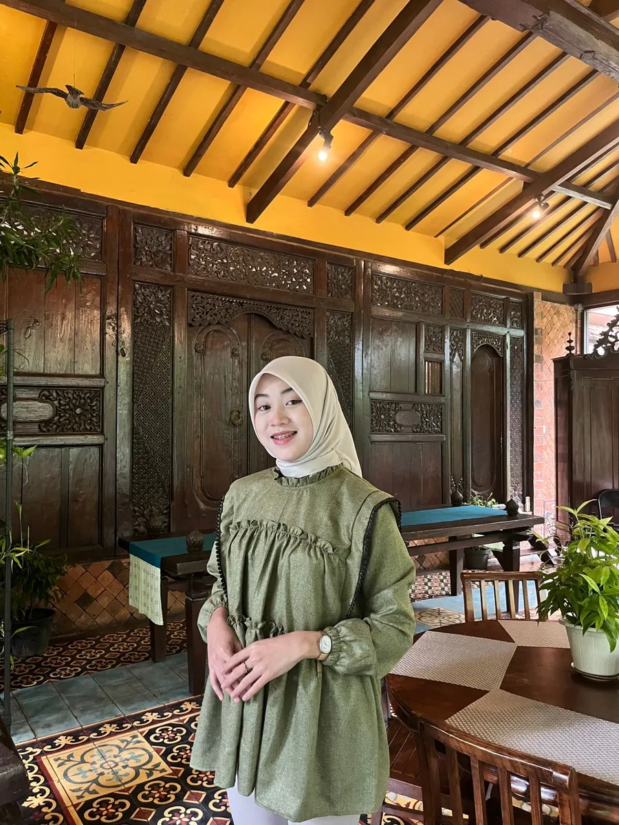 Gaya Formal dengan Blouse Katun Madinah