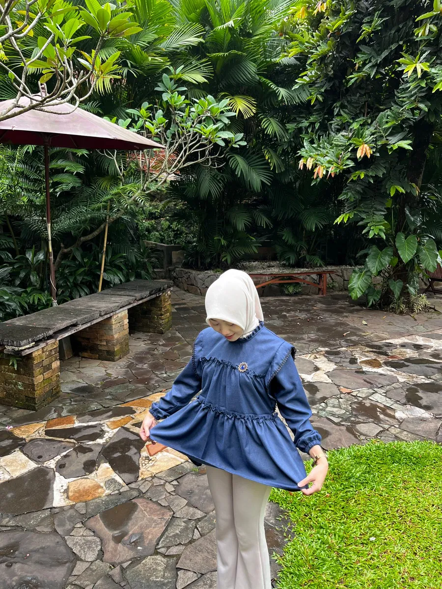 Gaya Hangout dengan Blouse Katun Madinah