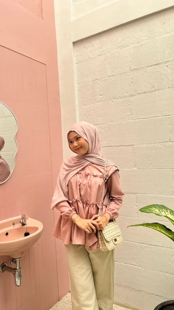 Gaya Kasual dengan Blouse Katun Madinah