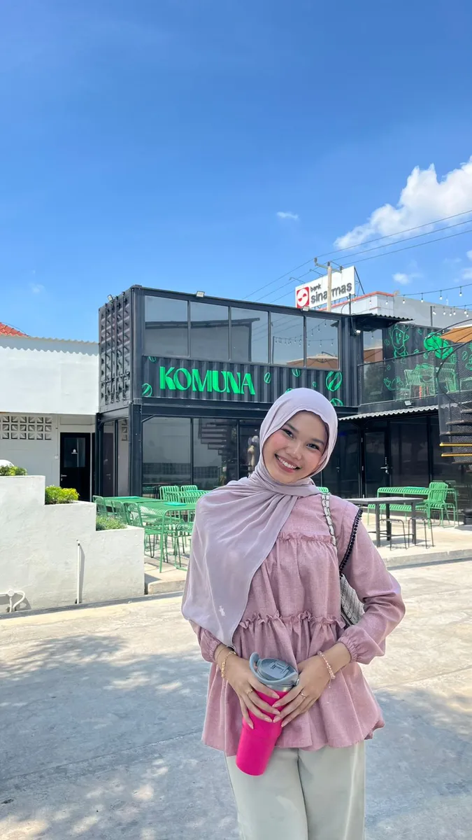Gaya Liburan dengan Blouse Katun Madinah