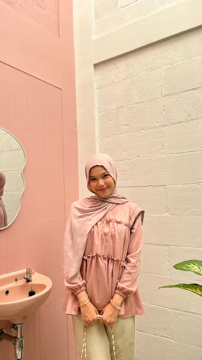 Gaya Semi-Formal dengan Blouse Katun Madinah